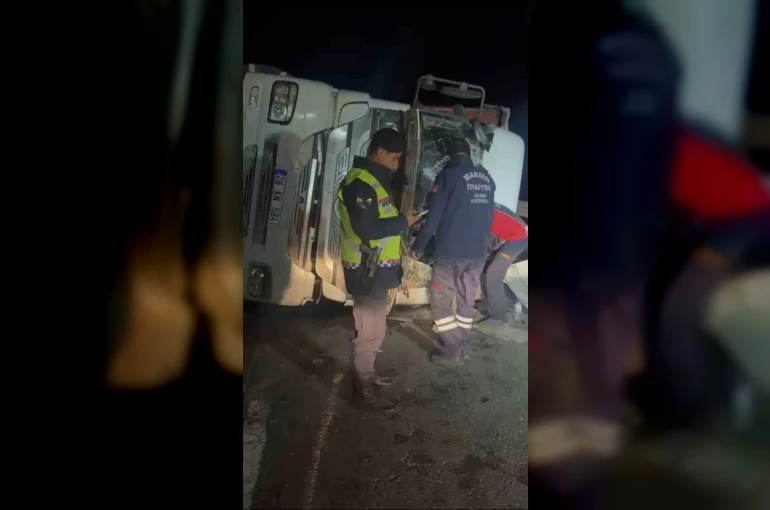 Mardin’de pet şişe yüklü tır devrildi: 1 yaralı