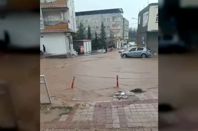 Mardin’de sağanak yağış etkili oldu, yollar göle döndü