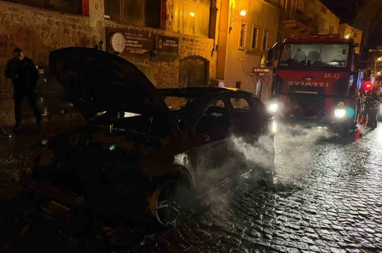 Mardin’de seyir halindeki otomobilde çıkan yangın söndürüldü