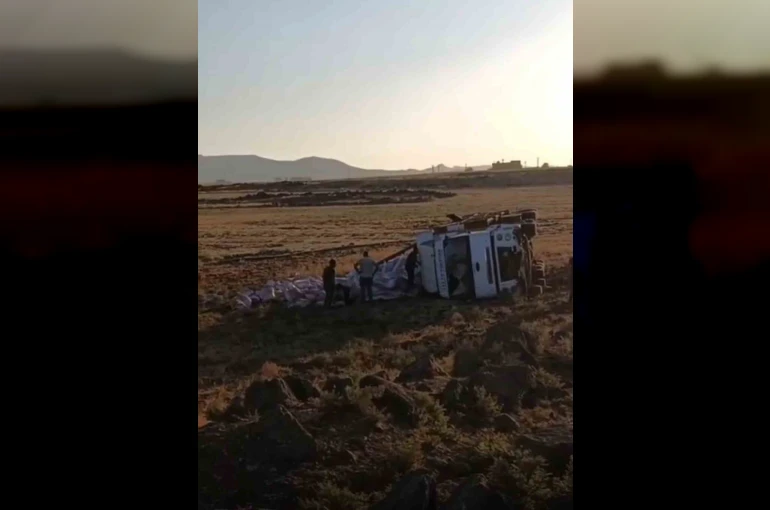 Mardin’de tır şarampole yuvarlandı: 1 yaralı
