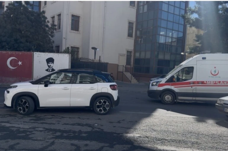 Mardin’de trafik kilitlendi, ’fermuar sistemi’ uygulanmayınca ambulans ters yönden ilerledi