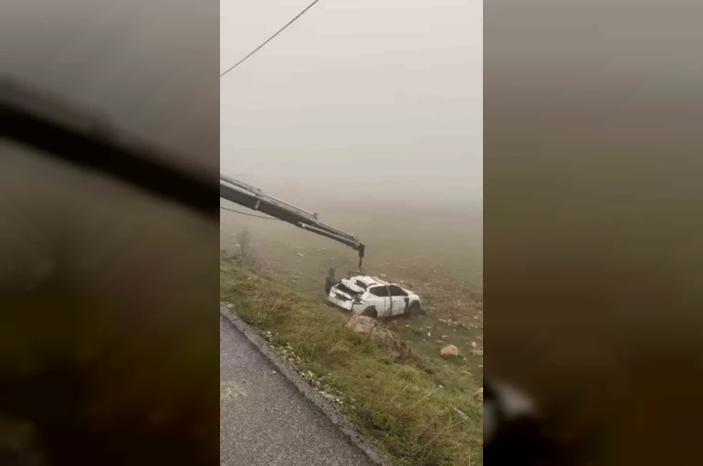 Mardin’de yol kenarına devrilen otomobilin sürücüsü yaralandı