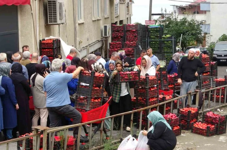 Market açılışında izdiham