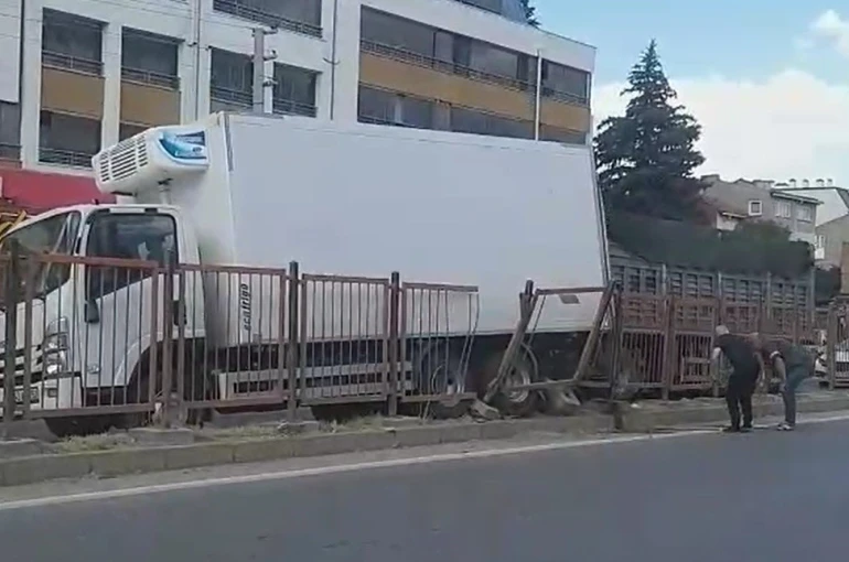 Markete giren sürücü el frenini çekmedi, faciadan dönüldü