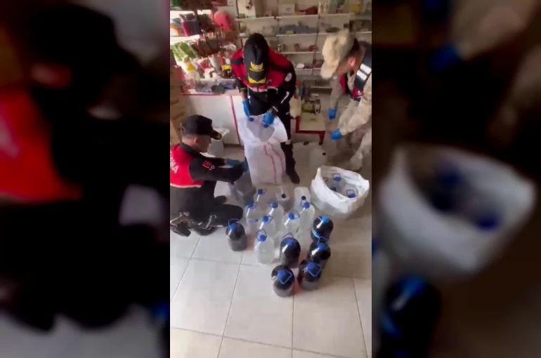 Markette satışa hazır litrelerce kaçak alkol ele geçirildi