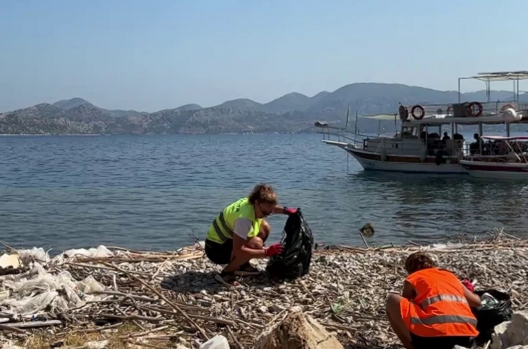 Marmaris kıyılarına vuran mikroplastikler çevrecileri harekete geçirdi