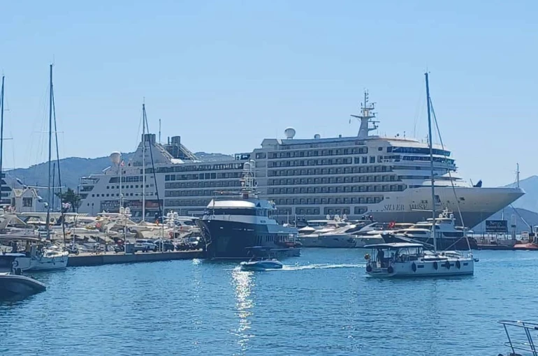 Marmaris Limanı’na iki kruvaziyer gemi demir attı