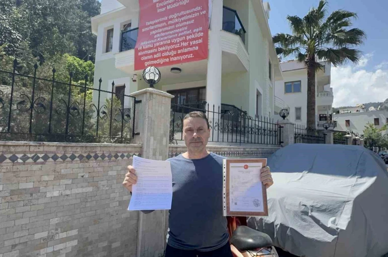 Marmaris’te "Adalet istiyoruz" diyerek balkona pankart astılar