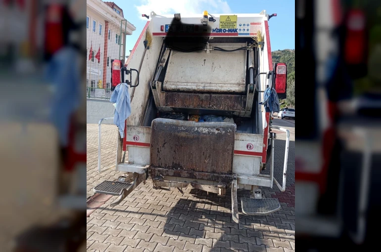 Marmaris’te Belediyesi çöp kamyonunun çarptığı kadın ağır yaralandı