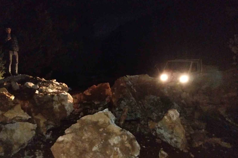 Marmaris’te dev kayalar orman yolunu kapattı