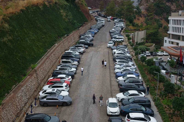 Marmaris’te dikkat çeken tablo: Otellerde doluluk sorunu yaşanırken bu tesisin kapısında araç kuyruğu oluştu