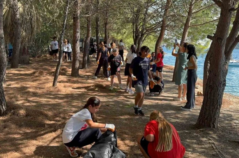 Marmaris’te öğrenciler karadan, polis dalgıçlar denizden temizlik yaptı