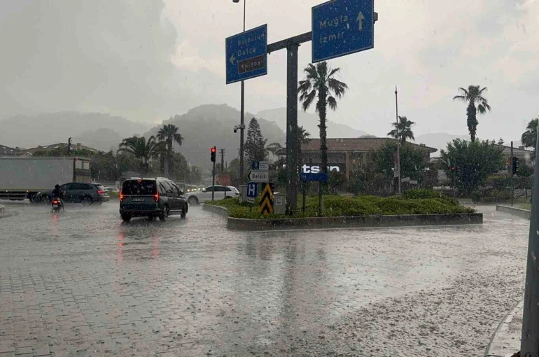 Marmaris’te sağanak yağış hayatı olumsuz etkiledi
