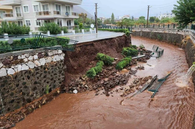 Marmaris’te sağanak yağış hayatı olumsuz etkiledi