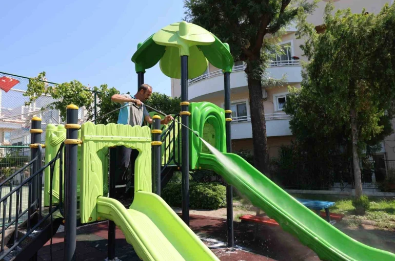 Marmaris’te temizlik çalışmaları sürüyor