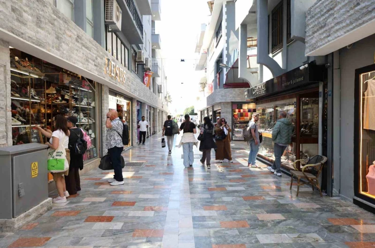 Marmaris’te yenilenen çarşı turistlerin gözdesi oldu
