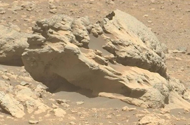 Mars'ta oraya ait olmayan bir kaya keşfedildi