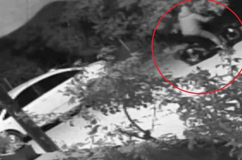 Maskeyle geldi, aracı böyle ateşe verdi