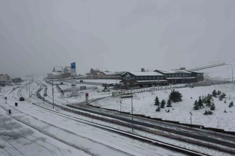Mayıs karı Erciyes’i beyaza bürüdü