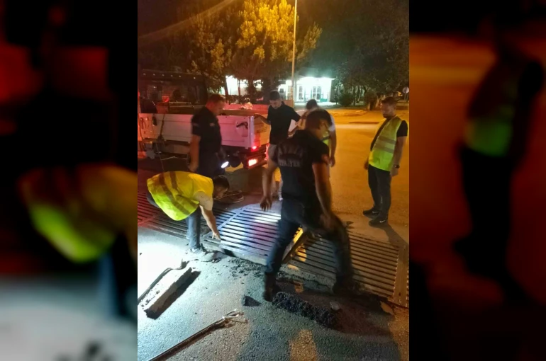 Mazgalda 3 gün mahsur kalan kedi, 2 saatlik çalışmayla kurtarıldı