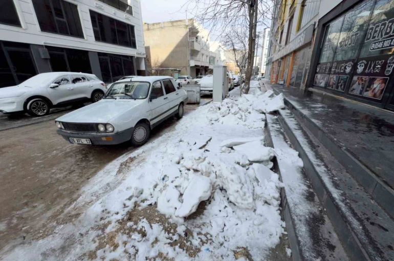 Mazıdağı’nda kar yağışının üzerinden 15 gün geçti, kaldırımlar hala temizlenmedi