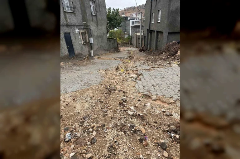 Mazıdağı’nda şiddetli yağışların neden olduğu çukurlarda ortaya çıkan doğal gaz boruları tehlike saçıyor
