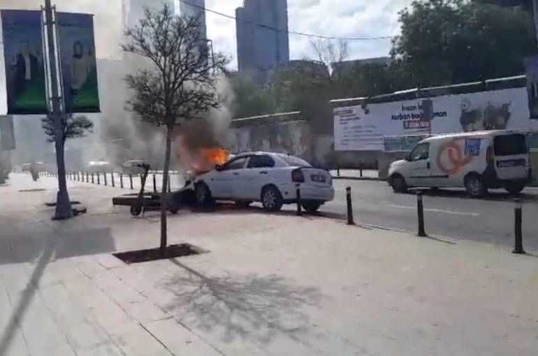 Mecidiyeköy’de benzin deposu sızan otomobilin el frenini çekmeyi unuttu, tabeleya çarpan araç alev alev yandı