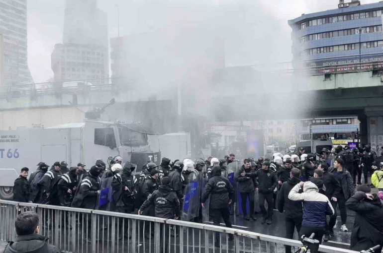 Mecidiyeköy’de tüm uyarılara rağmen dağılmayan gruba TOMA’yla müdahale