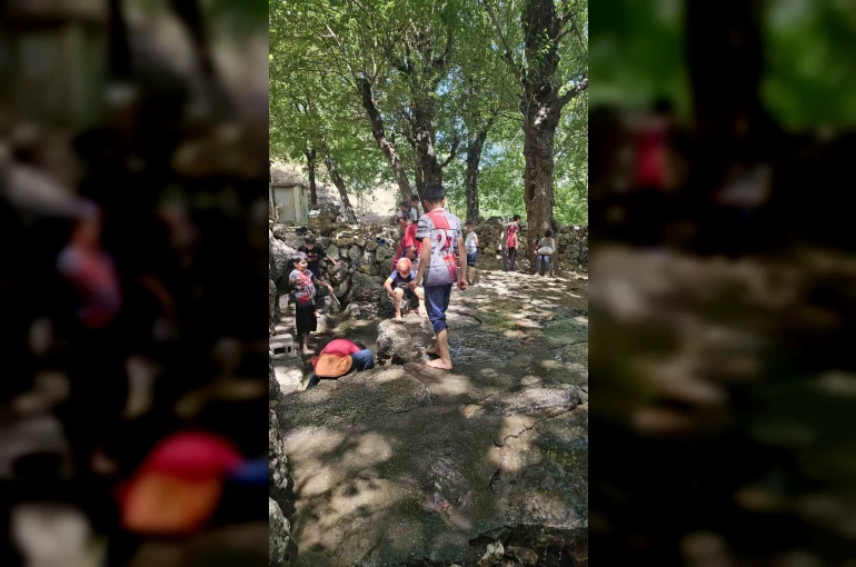 Medrese öğrencileri köy çeşmesi ve piknik alanını kendi imkanlarıyla temizledi