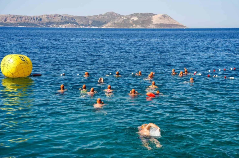 Meis-Kaş Yüzme Maratonu’nda sporcular dostluk için kulaç attı