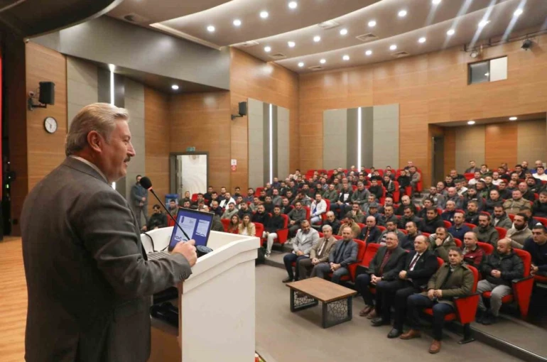 Melikgazi Belediyesi Park ve Bahçeler personeline ’Ağaç Bakım Sırları’ anlatıldı