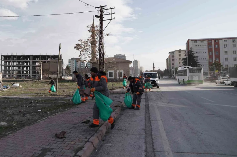 Melikgazi’de şiddetli rüzgarın etkileri temizlendi