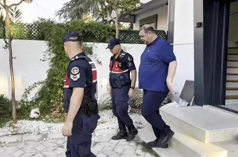 Menderes Belediye Başkanı İlkay Çiçek tutuklandı