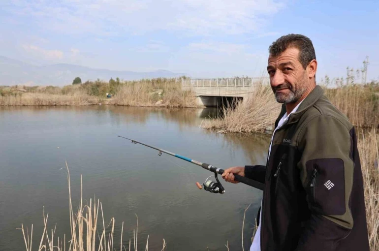 Menderes Deltası, stres atmak isteyenlerin akınına uğruyor