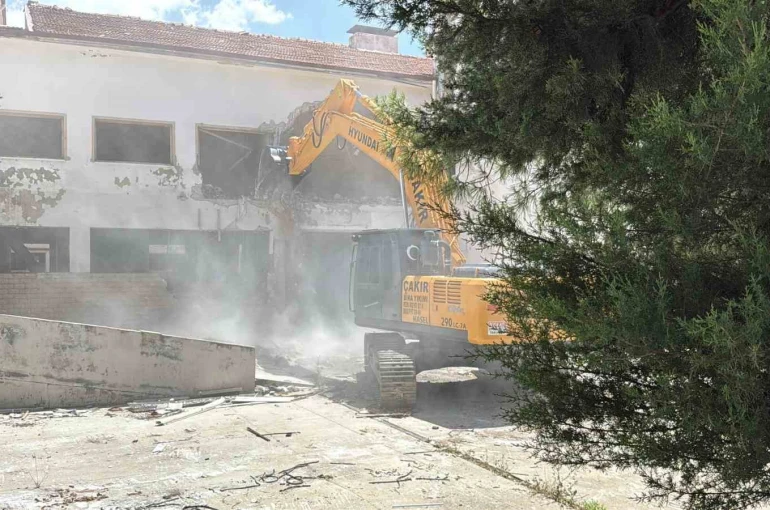 Menteşe’de 72 yıldır hizmet veren bina yıkılıyor
