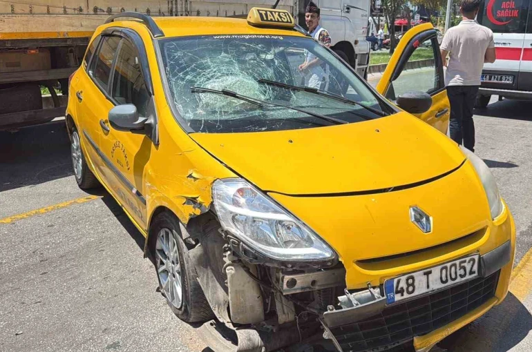 Menteşe’de park halindeki araçlara çarpan taksinin sürücüsü yaralandı