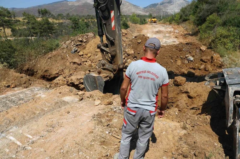 Menteşe’de yol çalışmalarıyla ulaşım güvenliği artıyor
