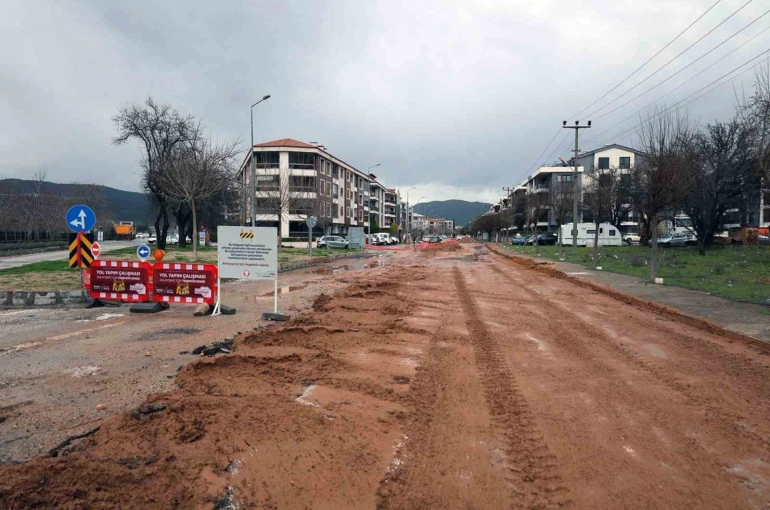 Menteşe’de yol yapım çalışmaları devam ediyor