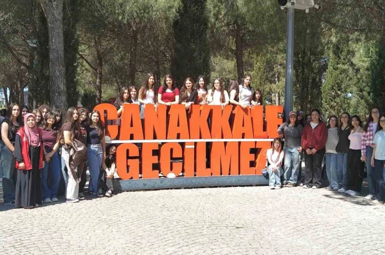 Menteşeli gençler "Bir Destandır Çanakkale" programına katıldı