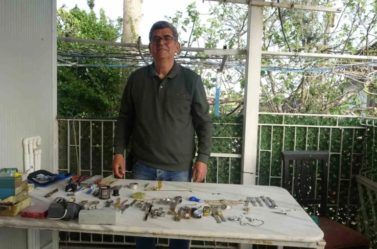 Merakla başlayıp 35 sene yaptığı mesleği teknolojiye yenik düşen saatçi, 12 yıldır evinde mesleğini yaşatıyor