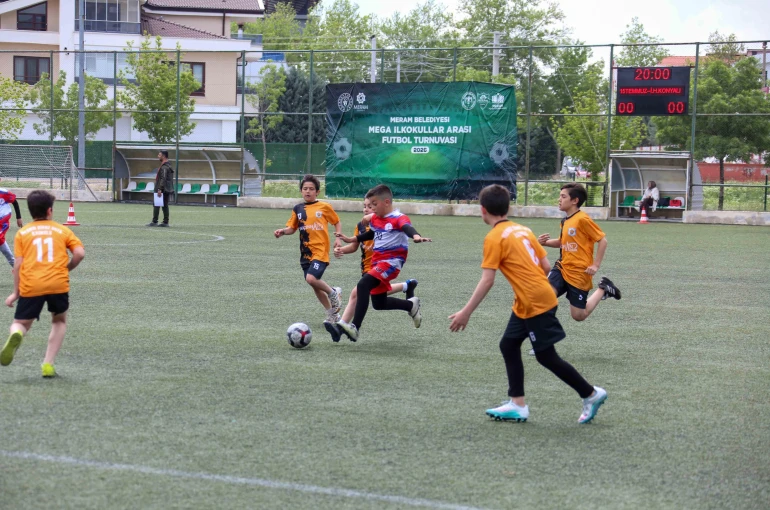 Meram’da çocukların futbol şöleni nefes kesti