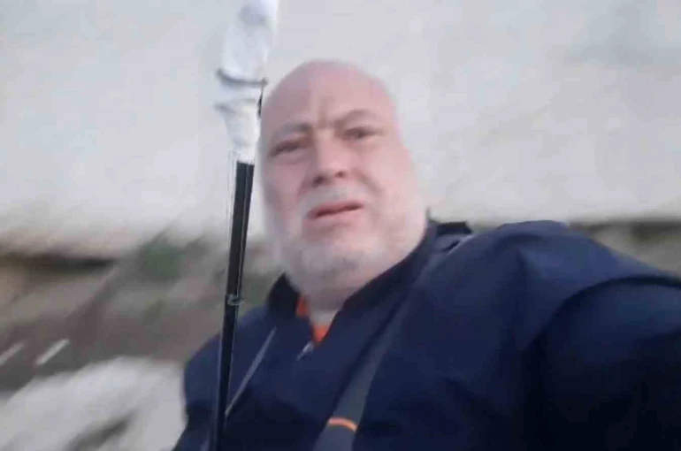 Meriç Nehri’nde yakaladığı 30 kiloluk yayın balığını nehirde oltası ile gezdirdi