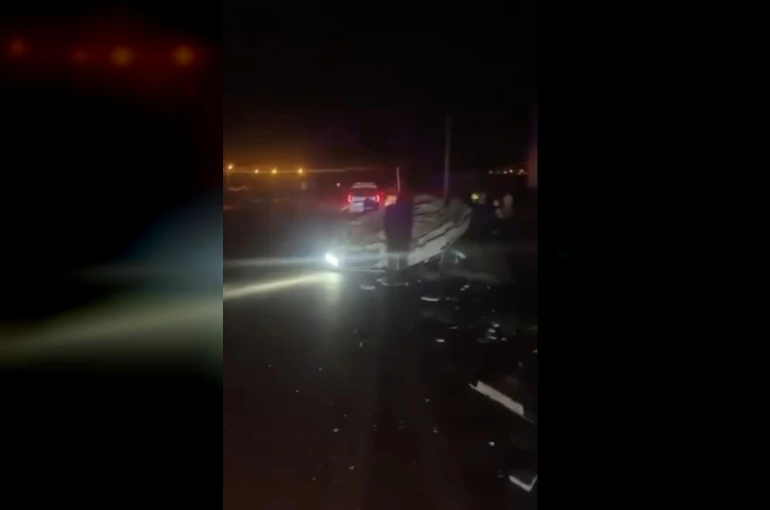 Mermer bloklara çarpan otomobilin sürücüsü yaralandı
