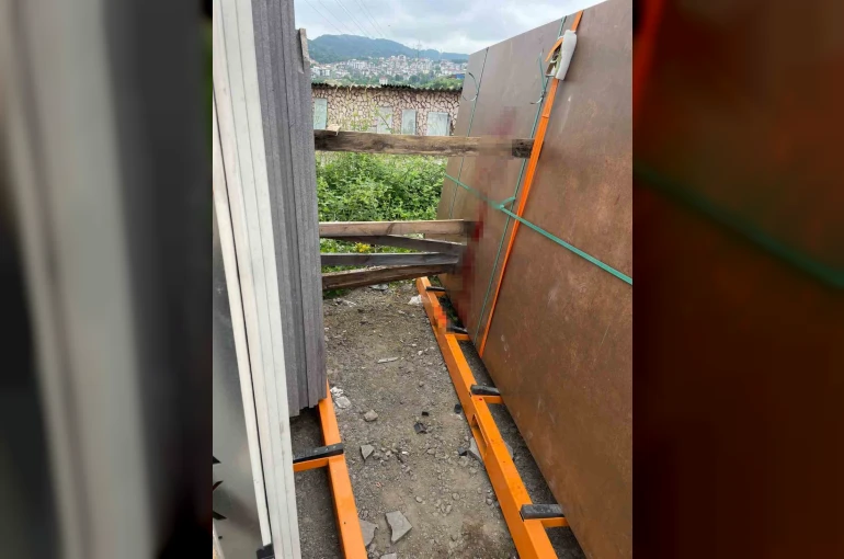 Mermer blokların arasında kalan işçi ağır yaralandı