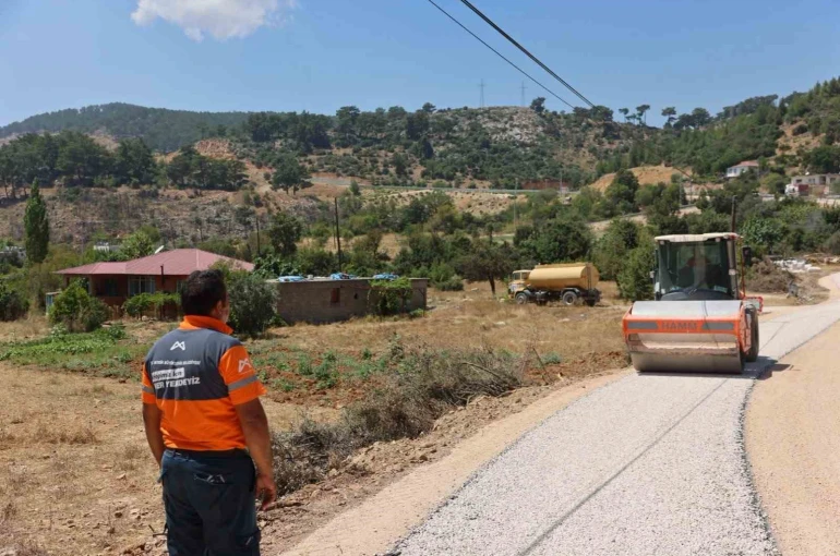 Mersin Büyükşehir Belediyesi kırsal yolları yeniliyor 