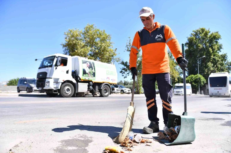 Mersin Büyükşehir Belediyesi temiz bir kent için sahada