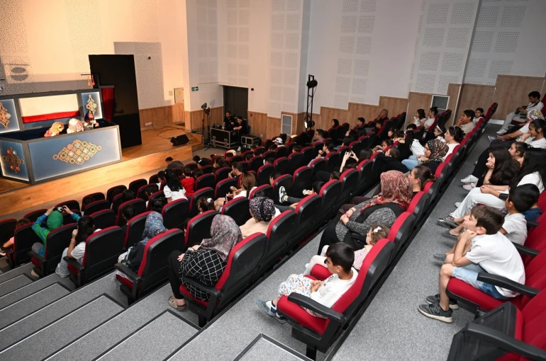 Mersin Büyükşehir Belediyesinden çocuklara kuklalı tiyatro sürprizi