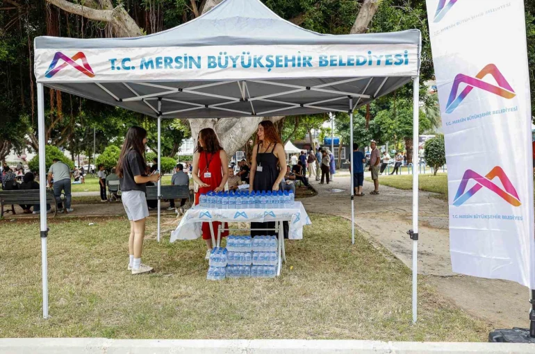 Mersin Büyükşehir Belediyesinden LGS günü su ikramı