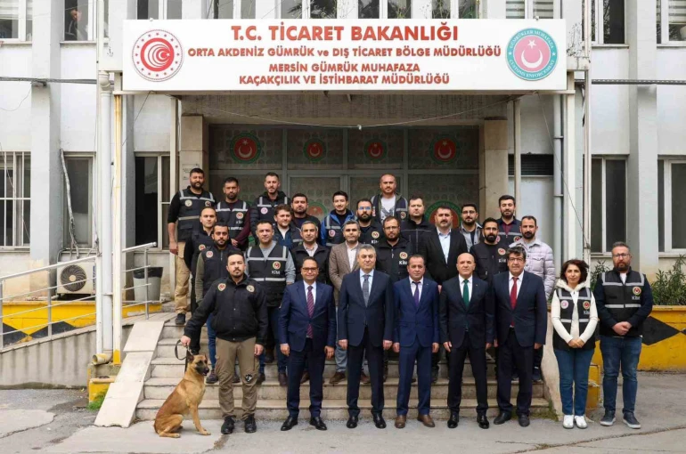 Mersin Limanı’nda 19 kilo kokain ele geçirildi, vali ekibi tebrik etti
