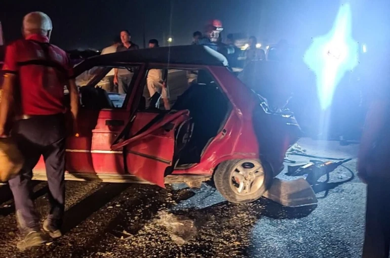 Mersin’de 1 kişinin öldüğü, 4 kişinin yaralandığı ve iki köpeğin telef olduğu trafik kazası kameraya yansıdı
